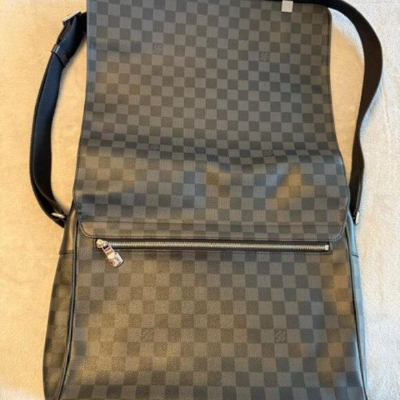 LOUIS VUITTON District PM Messenger Bag (pre owned, like new!) - Picture 9 of 9